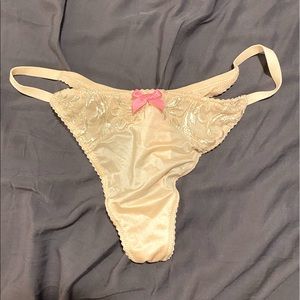 NWT Victoria’s Secret low rise thong size M